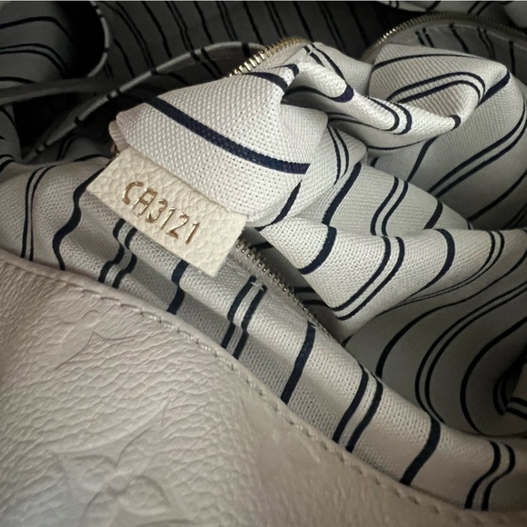 AUTHENTIC LV Empreinte Artsy MM Neige - Picture 9 of 14